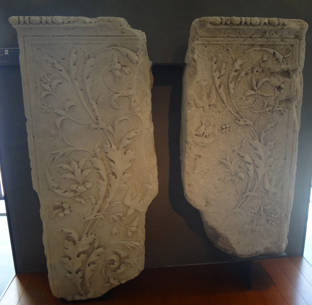 I cannot believe these graceful scrolls were created more than 2,000 years ago. Musée de l'Arles et de la Provence Antiques.