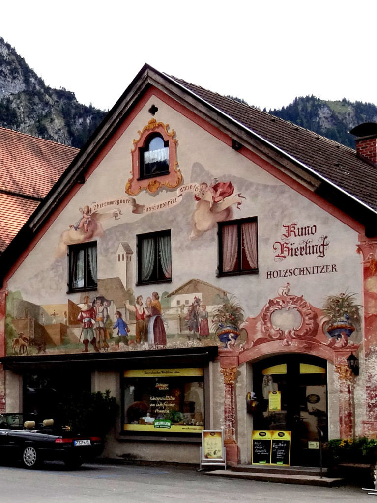 This house promotes the Passion Play. Oberammergau Lüftlmalerei
