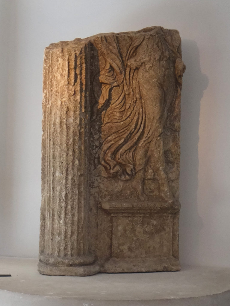 More grace discovered in Arles, with flowing robes and curvy legs. Musée de l'Arles et de la Provence Antiques.