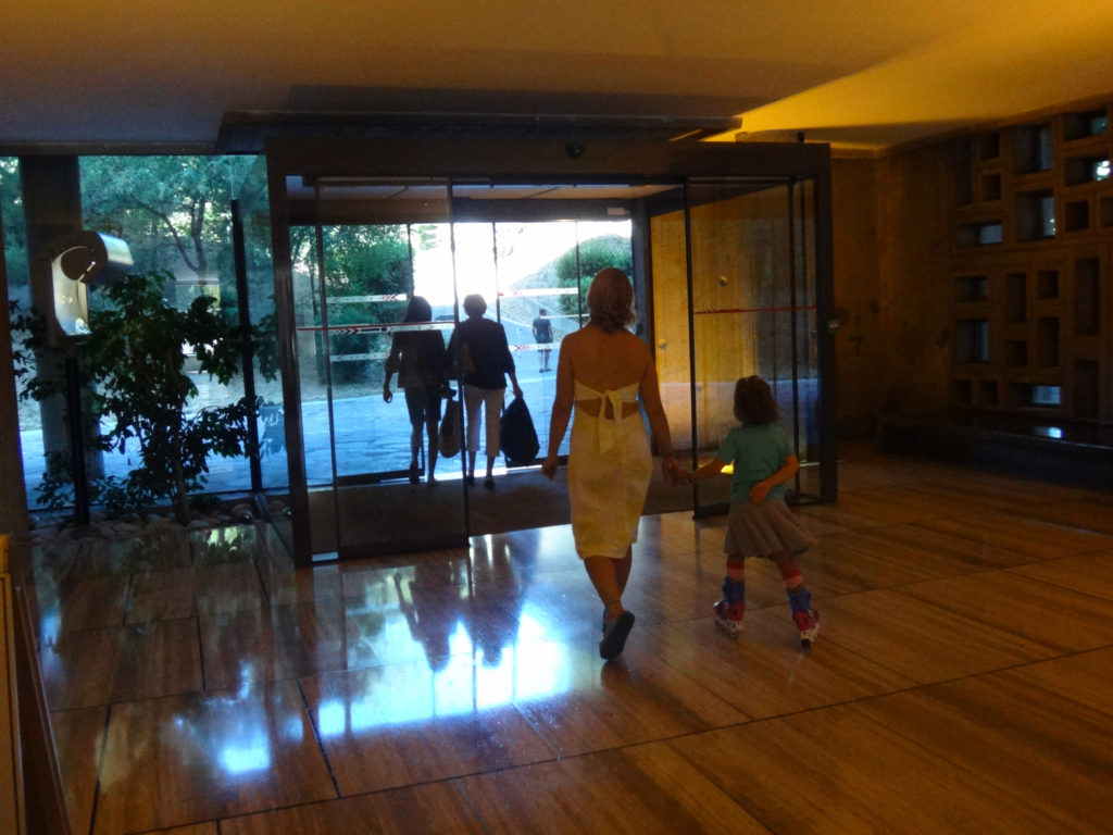 The French are so stylish! Here's the lobby of the Unite d'Habitation Le Corbusier. Marseille, France